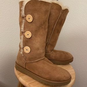 UGG Bailey Button Triplet II Boot Size 8